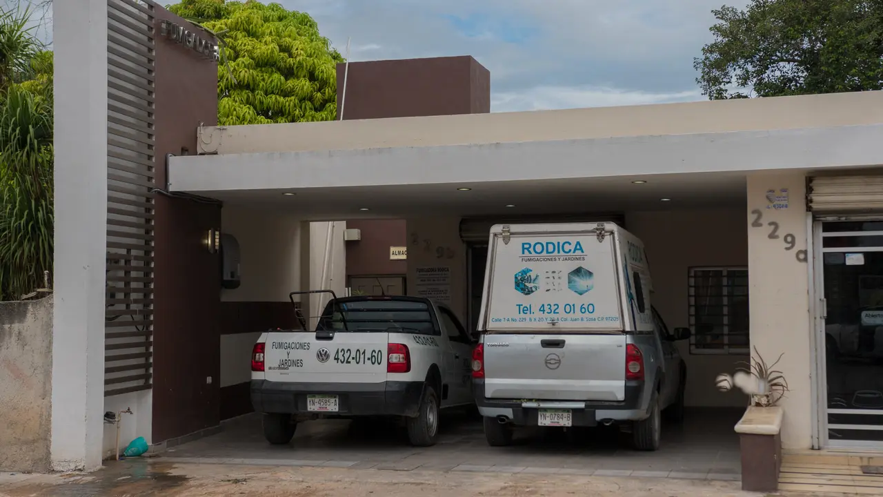 Oficinas de Rodica Fumigaciones en Chuburná, Mérida, con sus unidades de servicio