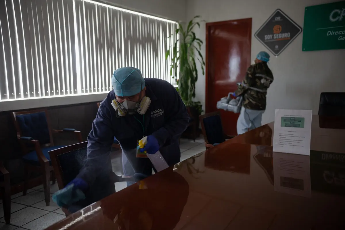 Técnico de Rodica desinfectando el mobiliario de una oficina